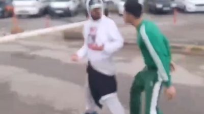 KOCAELİ'NİN İZMİT İLÇESİNDE YOLDA YÜRÜYEN GENÇLERİ KORKUTTUKTAN SONRA SALDIRAN 4