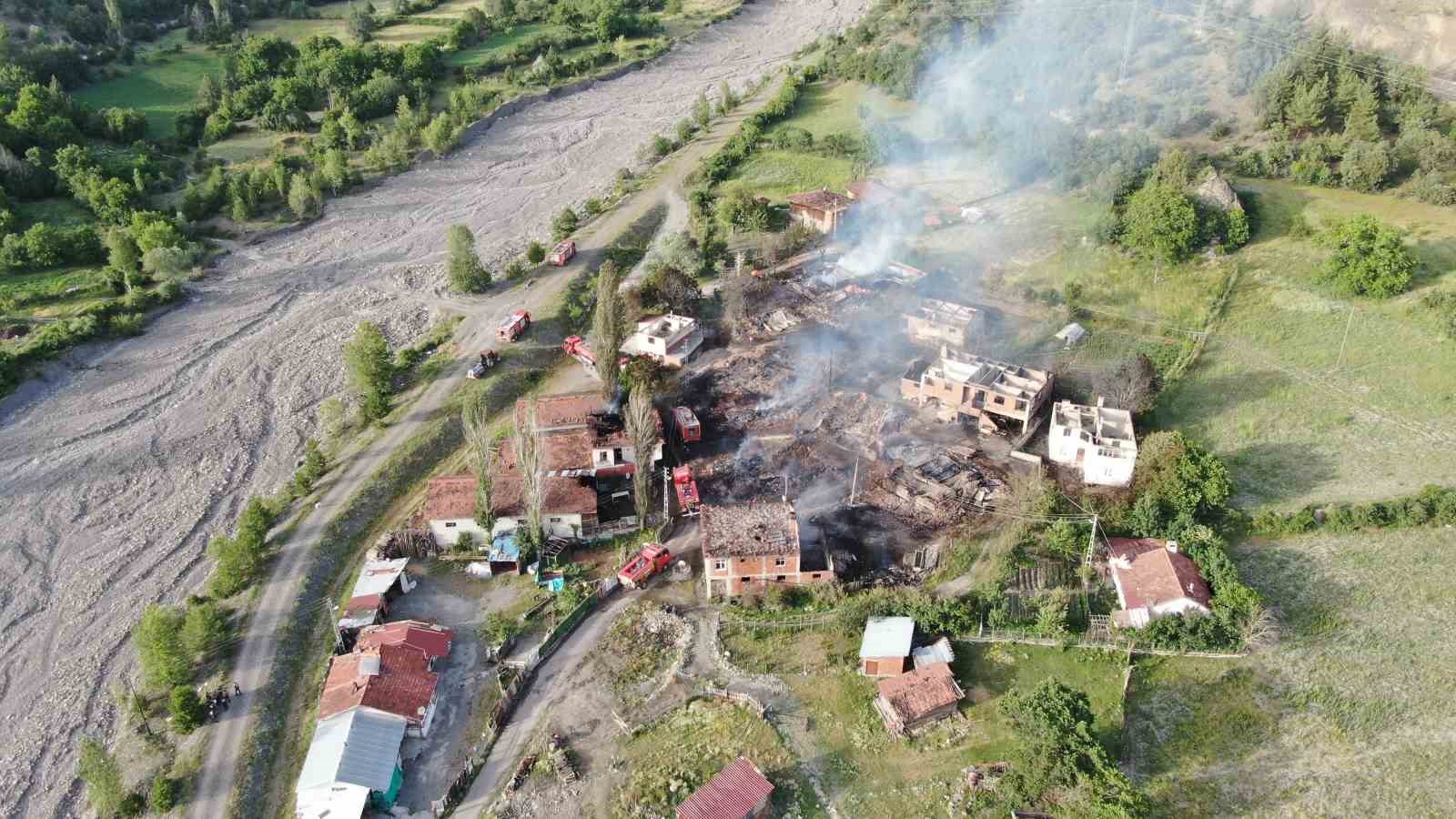 12 evin yandığı köy havadan görüntülendi