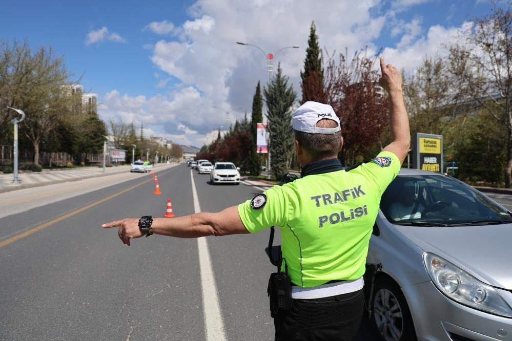 DÜZCE’DE DENETİM YAPAN POLİS VE JANDARMA EKİPLERİ KURAL TANIMAYAN SÜRÜCÜLERE