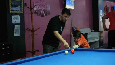 SAKARYA’DA YAŞITLARI PARKLARDA OYNARKEN O BABASINI YANINDA BİLARDO ÖĞRENİYOR. KENDİNDEN