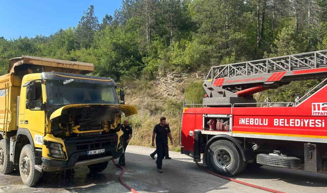 KASTAMONU’NUN İNEBOLU İLÇESİNDE SEYİR HALİNDEKİ HAFRİYAT KAMYONU MOTOR BÖLÜMÜNDEN YANMAYA