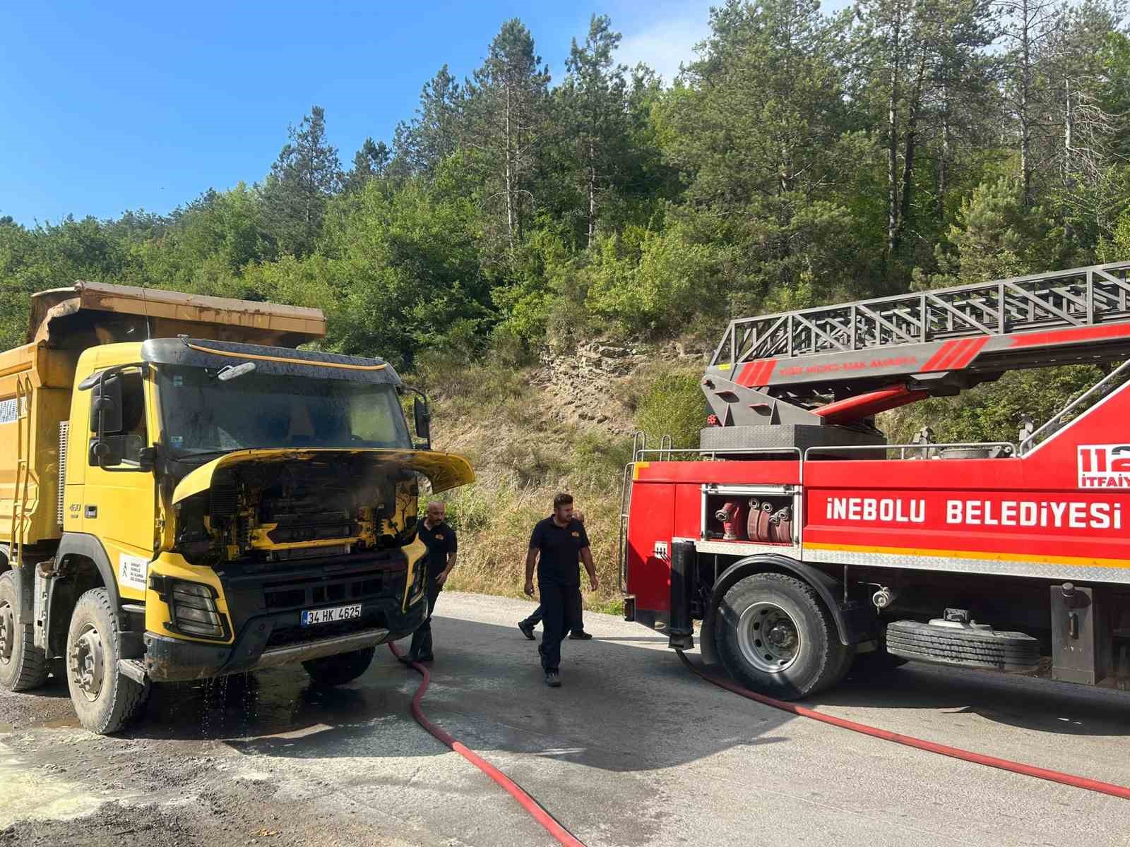 KASTAMONU’NUN İNEBOLU İLÇESİNDE SEYİR HALİNDEKİ HAFRİYAT KAMYONU MOTOR BÖLÜMÜNDEN YANMAYA