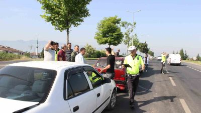 DÜZCE MERKEZ BAHÇEŞEHİR BAĞLANTI YOLUNDA MEYDANA GELEN ZİNCİRLEME TRAFİK KAZASINDA