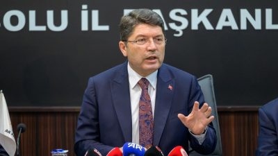 BOLU’DA AK PARTİ İL BAŞKANLIĞI BİNASINDA AÇIKLAMALARDA BULUNAN ADALET BAKANI