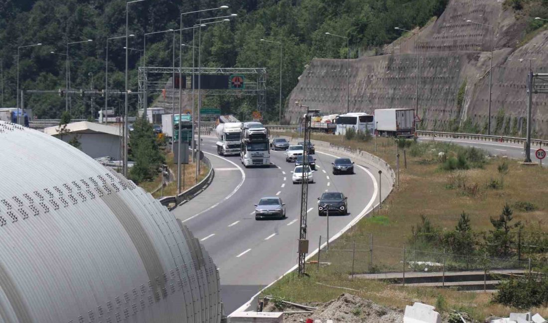 TATİLCİLERİN ERKENDEN YOLA ÇIKMASIYLA