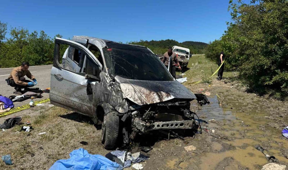 İSTANBUL’DAN KASTAMONU’YA BAYRAM ZİYARETİNE GELEN AİLENİN İÇİNDE BULUNDUĞU OTOMOBİLİN DEVRİLMESİ