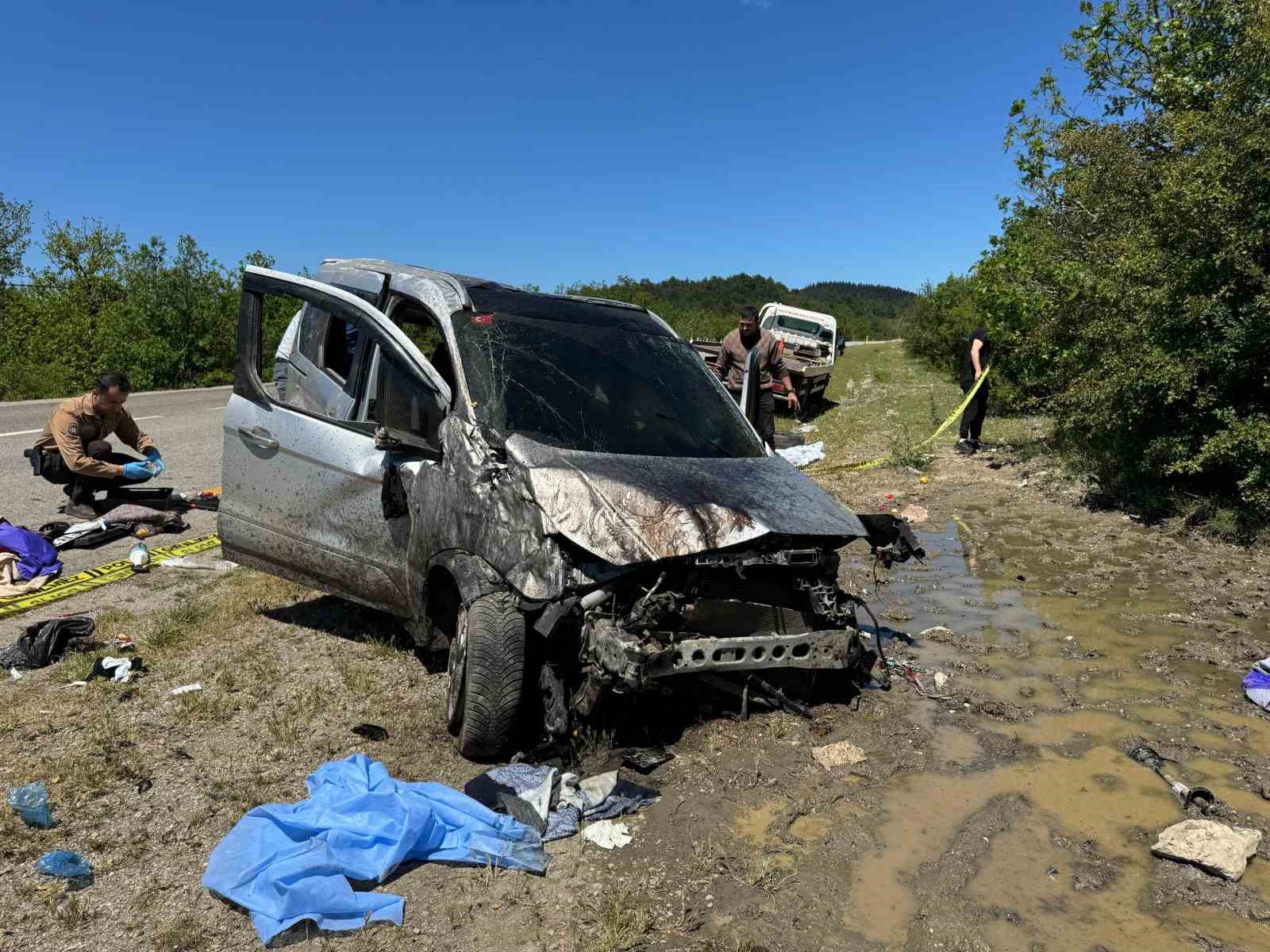 İSTANBUL’DAN KASTAMONU’YA BAYRAM ZİYARETİNE GELEN AİLENİN İÇİNDE BULUNDUĞU OTOMOBİLİN DEVRİLMESİ