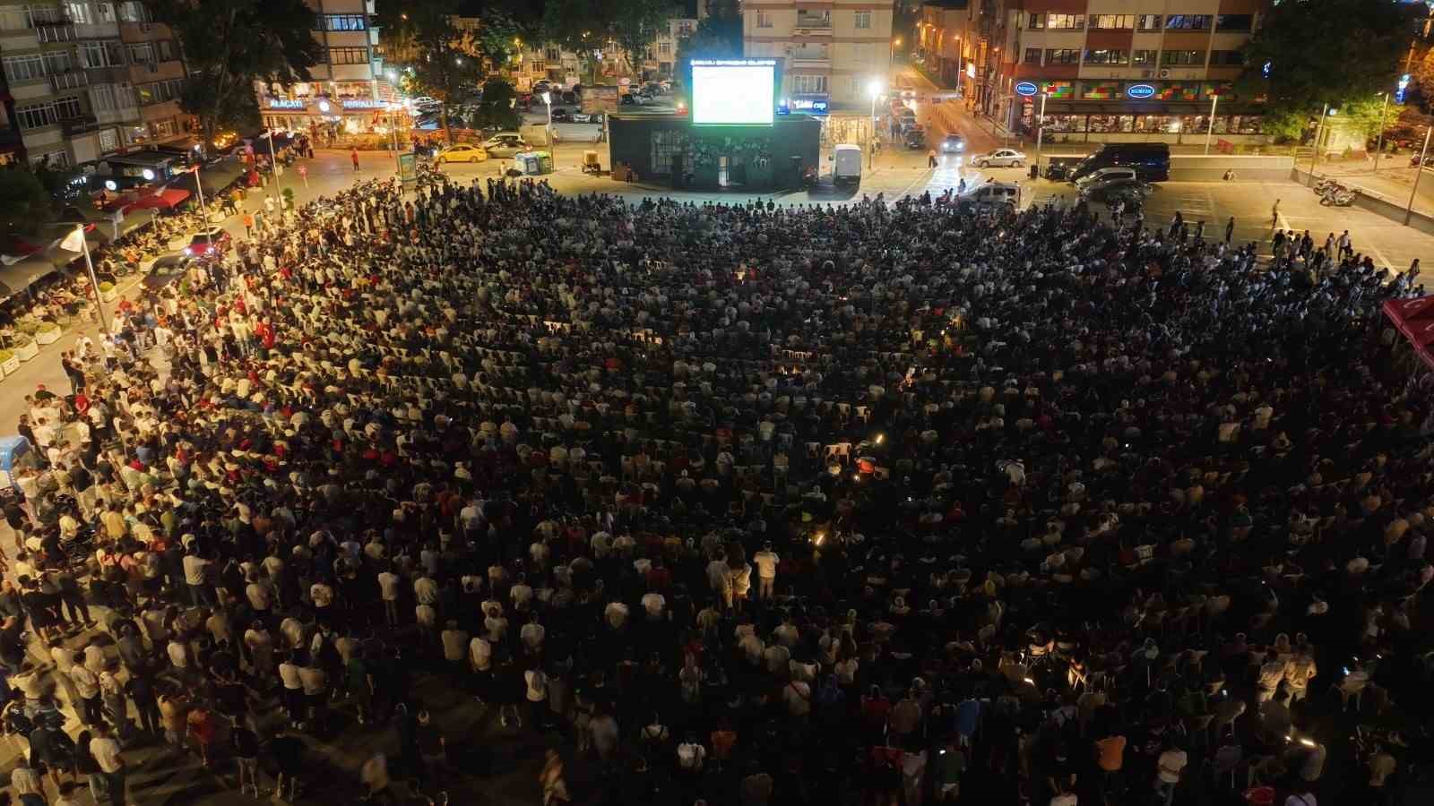 Binlerce kişi tek yürek olup maçı dev ekranda izledi