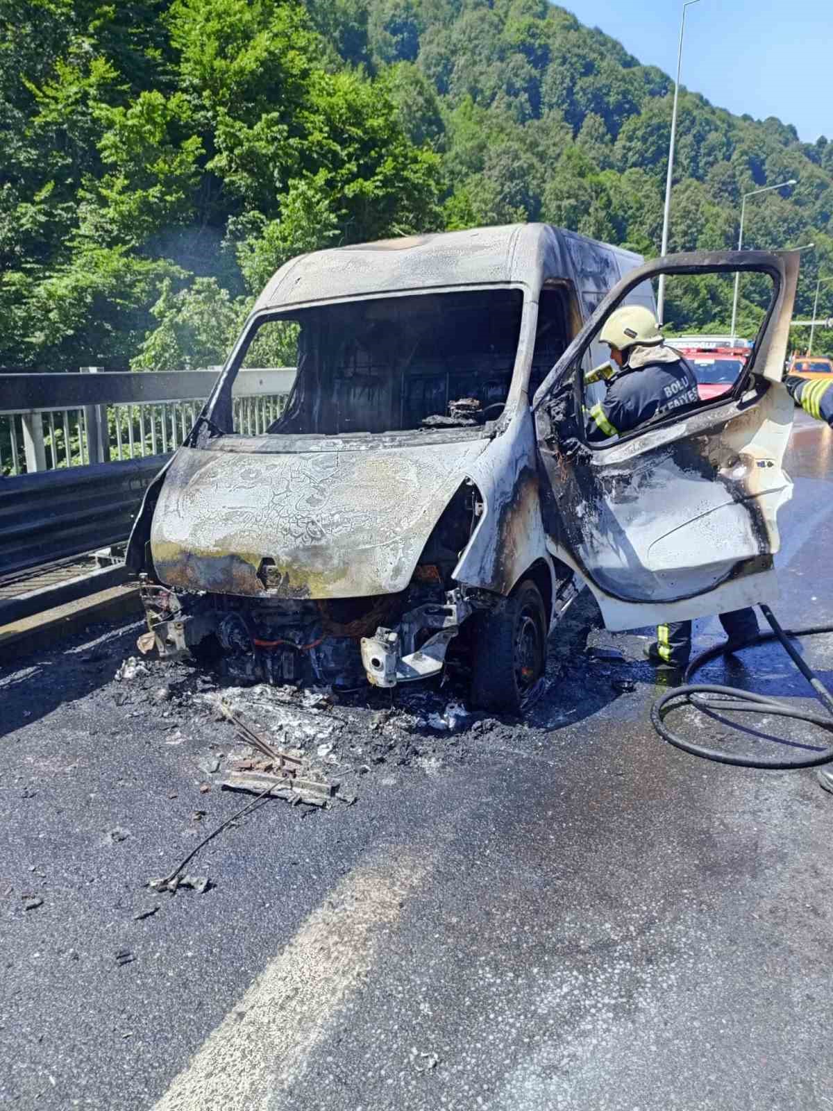 Bolu Dağı’nda minibüs alev alev yandı