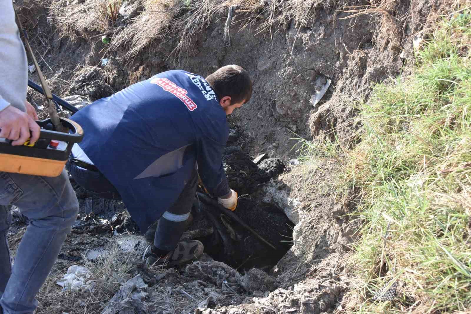 Bozüyük’te kanalizasyon hatlarını tıkayan ıslak mendillerle mücadele sürüyor