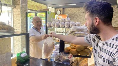 KOCAELİ'NİN KÖRFEZ İLÇESİNDE BİR FIRIN, KENTTE 10 TL OLAN EKMEĞİ