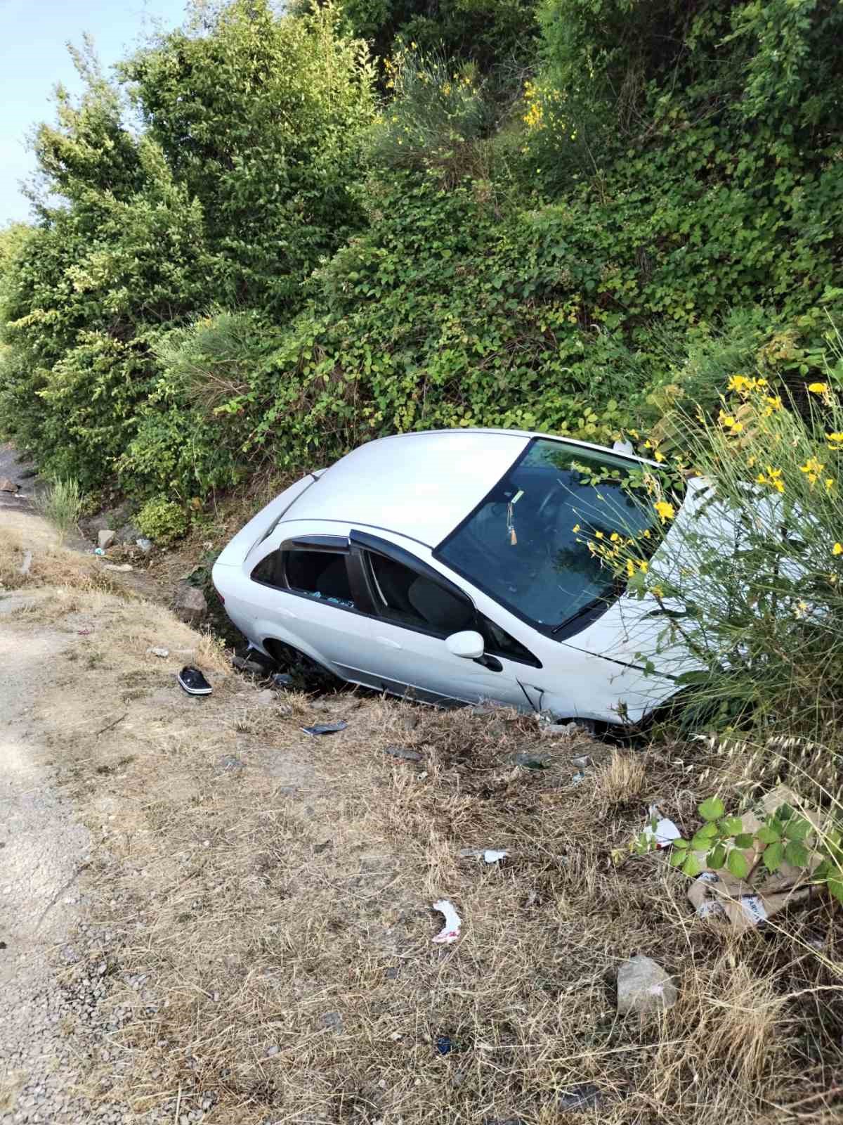 KASTAMONU’NUN İNEBOLU İLÇESİNDE YOL KENARINDA ÇEŞMEDEN SU DOLDURAN VATANDAŞLARA OTOMOBİL