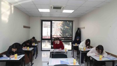 İZMİT BELEDİYESİ ÇINAR AKADEMİ, KURUM KABUL SINAVINDA BAŞARILI OLAN GENÇLERİ