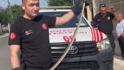 DÜZCE’DE MARKETE GİREN YILANI İTFAİYE EKİPLERİNİN ÇALIŞMASI İLE BULUNDUĞU YERDEN