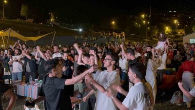 DÜZCE’DE BİNLERCE KİŞİ SON 16 TURUNA KALAN TÜRKİYE’NİN MAÇ SONUNDA