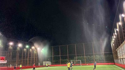 DÜZCE'DE BİR HALI SAHADA MÜŞTERİLERİNİN HAVA SICAKLIKLARINDAN ETKİLENMESİNİ İSTEMEYEN İŞLETMECİ