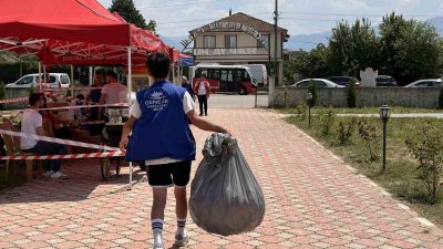DÜZCE'DE GÖNÜLLÜ GENÇLER AKŞEMSEDDİN CAMİ BAHÇESİNDE ÇEVRE TEMİZLİĞİ YAPARAK, CAMİ