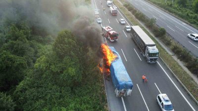 DÜZCE’DE PLASTİK GERİ DÖNÜŞÜM YÜKLÜ TIR BALATALARDAN TUTUŞUNCA ALEV TOPUNA