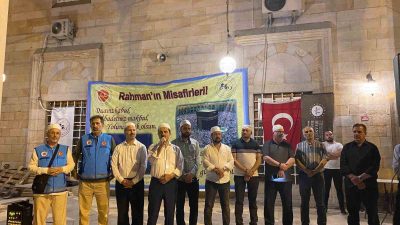 DÜZCE'DEN HACCA GİDECEK 45 KİŞİLİK GRUP CEDİDİYE CAMİİ ÖNÜNDEN GÖNDERİLDİ.