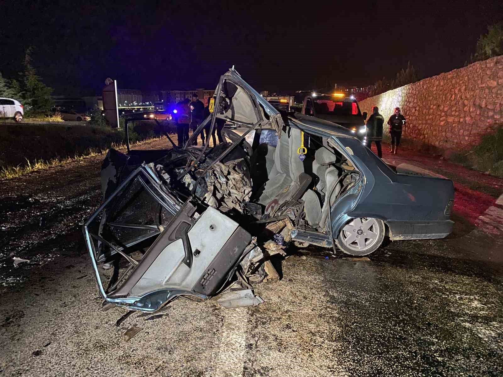 KASTAMONU’DA HAFİF TİCARİ ARAÇ İLE ÇARPIŞAN TOFAŞ MARKA OTOMOBİL KULLANILMAZ