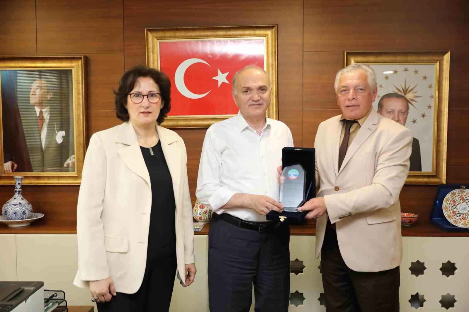 KAFFED’den Başkan Özlü’ye plaket