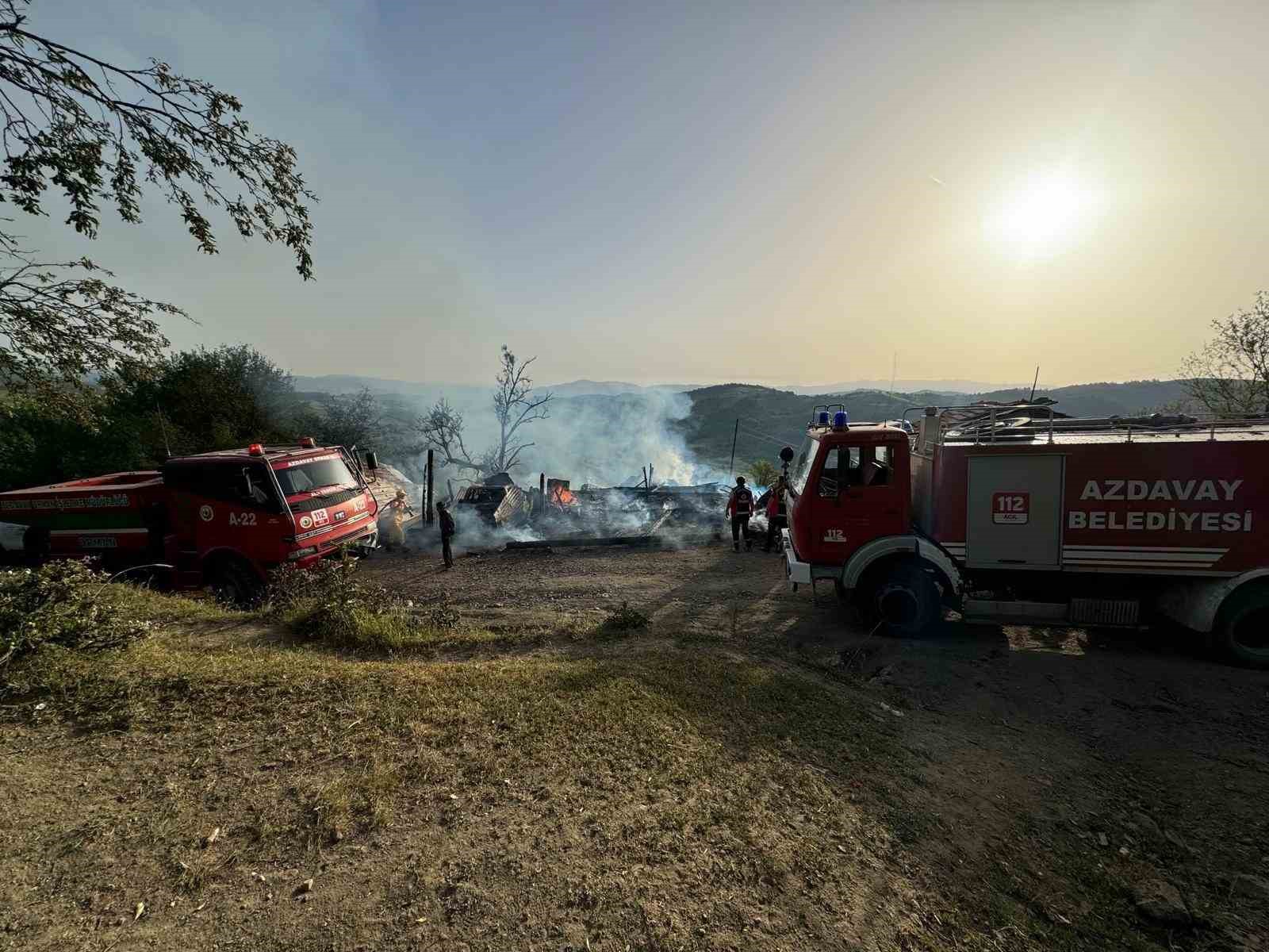 KASTAMONU’NUN AZDAVAY İLÇESİNDE ÇIKAN YANGINDA GARAJ İLE BİRLİKTE GARAJDA BULUNAN