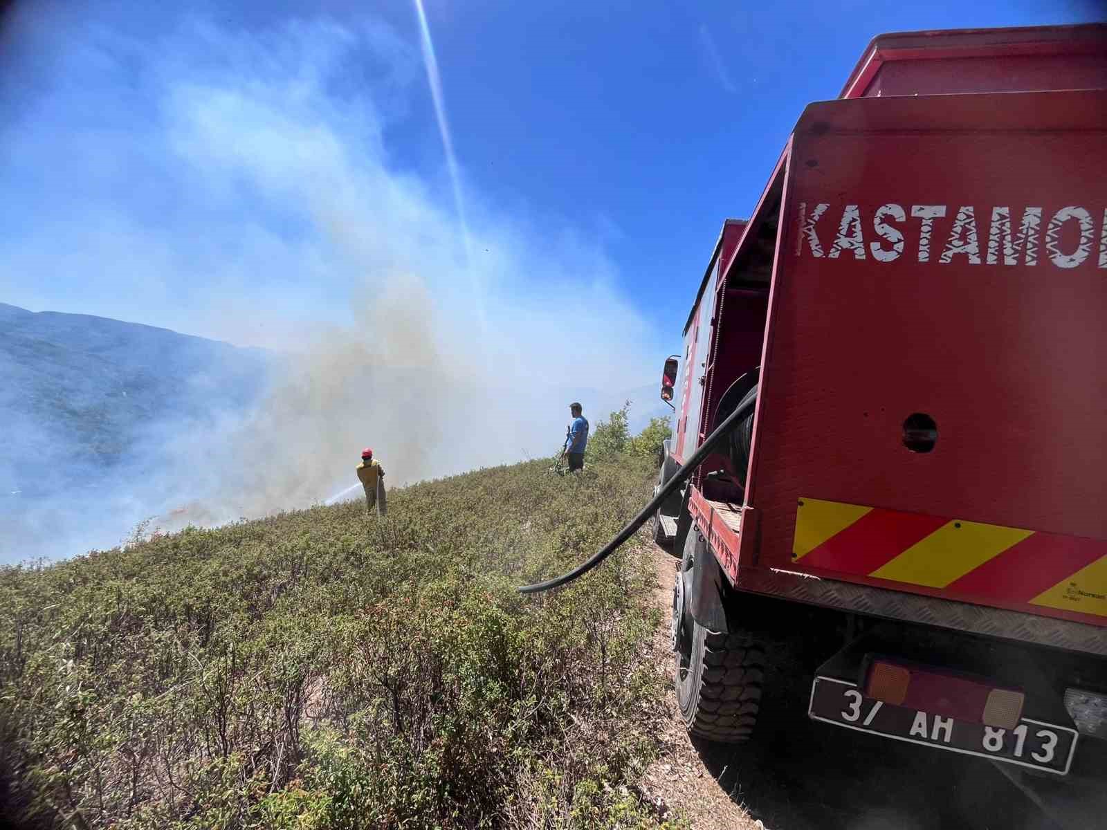 KASTAMONU'NUN CİDE İLÇESİNDE ORMANLIK ALANDA ÇIKAN YANGIN, İTFAİYE EKİPLERİN MÜDAHALESİ