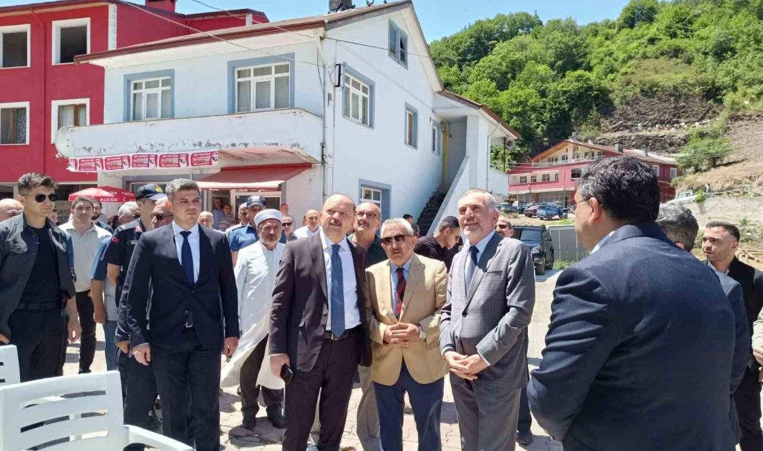 KASTAMONU'NUN DOĞANYURT İLÇESİNDE RESTORASYONU TAMAMLANAN CUMAYANI MERKEZ CAMİSİ, YOĞUN KATILIMLA