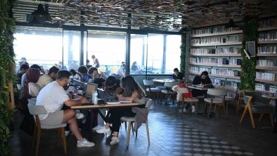 ÇAYIROVA'DA 7 GÜN 24 SAAT ESASIYLA HİZMET VEREN KİTAP KAHVELERDE