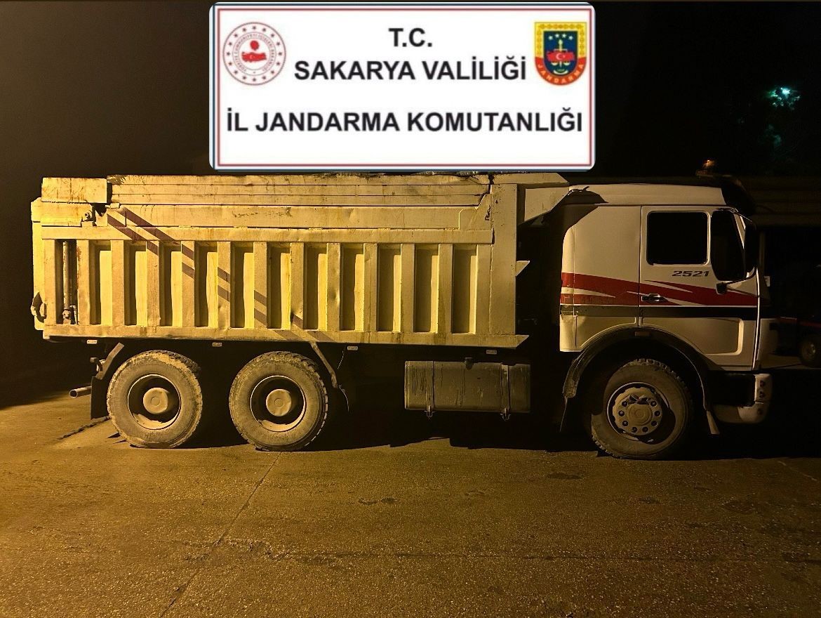 Kocaeli’nden gelerek Sakarya’da kimyasal atık dökerken yakalandılar