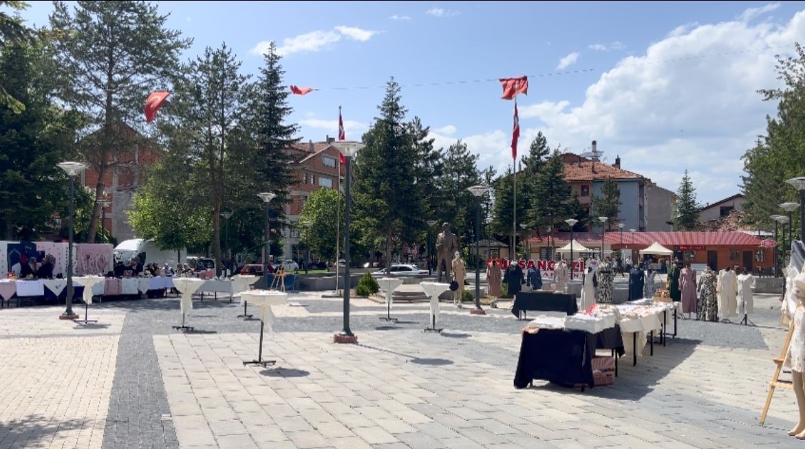 KASTAMONU’NUN İHSANGAZİ İLÇESİNDEKİ MESLEKİ KURSLARLARDA KURSİYERLER TARAFINDAN YAPILAN ÜRÜNLER AÇILAN