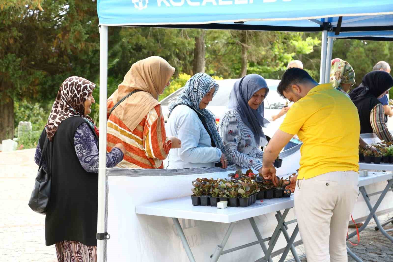 Mezarlık ziyaretleri için 20 bin çiçek dağıtıldı