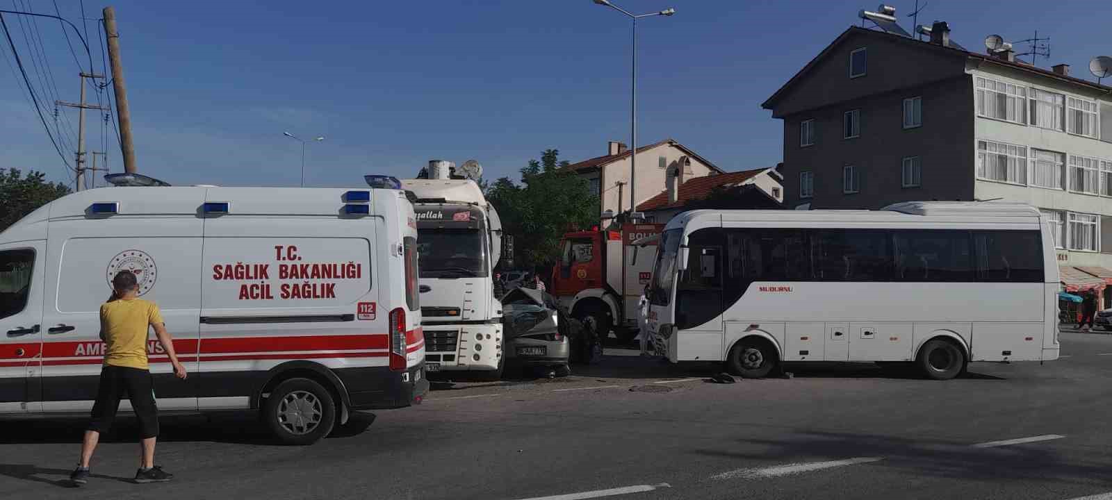 Midibüs ve kamyonun arasında otomobil kağıt gibi ezildi: 1 yaralı