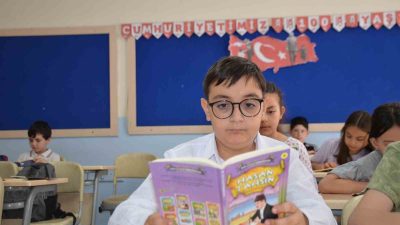 MİNİK AHMET DESTAN 4 YILDA 5 BİN 10 KİTAP OKUDU