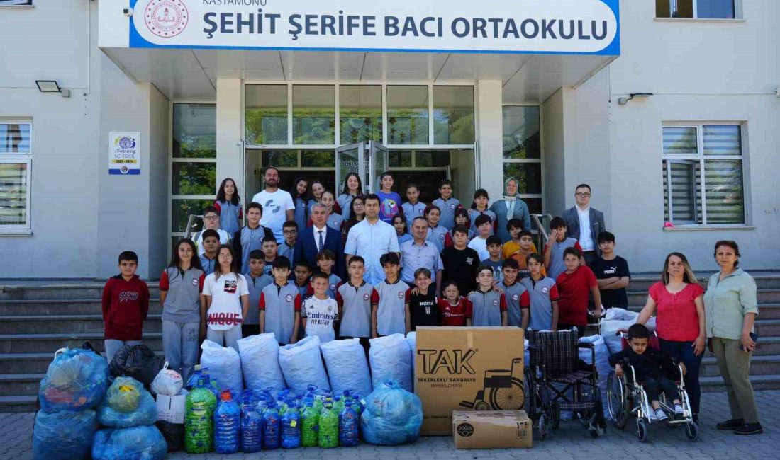 KASTAMONU’DA ORTAOKUL ÖĞRENCİLERİ, VELİLERİYLE BİRLİKTE TOPLADIKLARI MAVİ KAPAKLARLA ENGELLİLERE TEKERLEKLİ