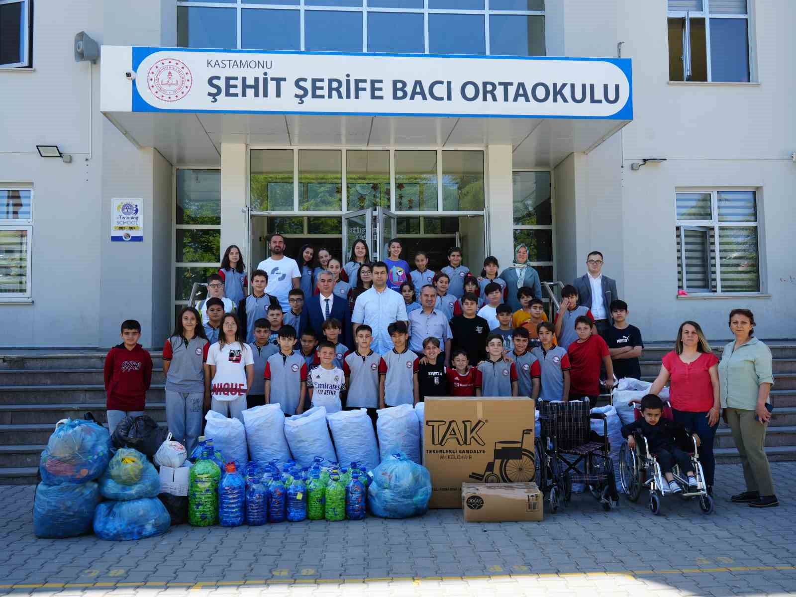 KASTAMONU’DA ORTAOKUL ÖĞRENCİLERİ, VELİLERİYLE BİRLİKTE TOPLADIKLARI MAVİ KAPAKLARLA ENGELLİLERE TEKERLEKLİ