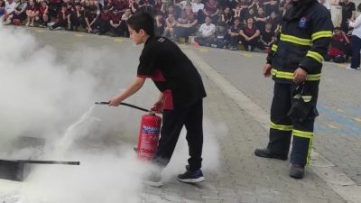 BOLU’DA İTFAİYE EKİPLERİ TARAFINDAN ORTAOKUL ÖĞRENCİLERİNE YANGIN GÜVENLİĞİ KONUSUNDA UYGULAMALI