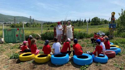 ÖĞRETMEN KENDİNSE AİT BAHÇESİNİ ÖĞRENCİLERİNE ETKİNLİK YAPMAK İÇİN HAZIRLADI