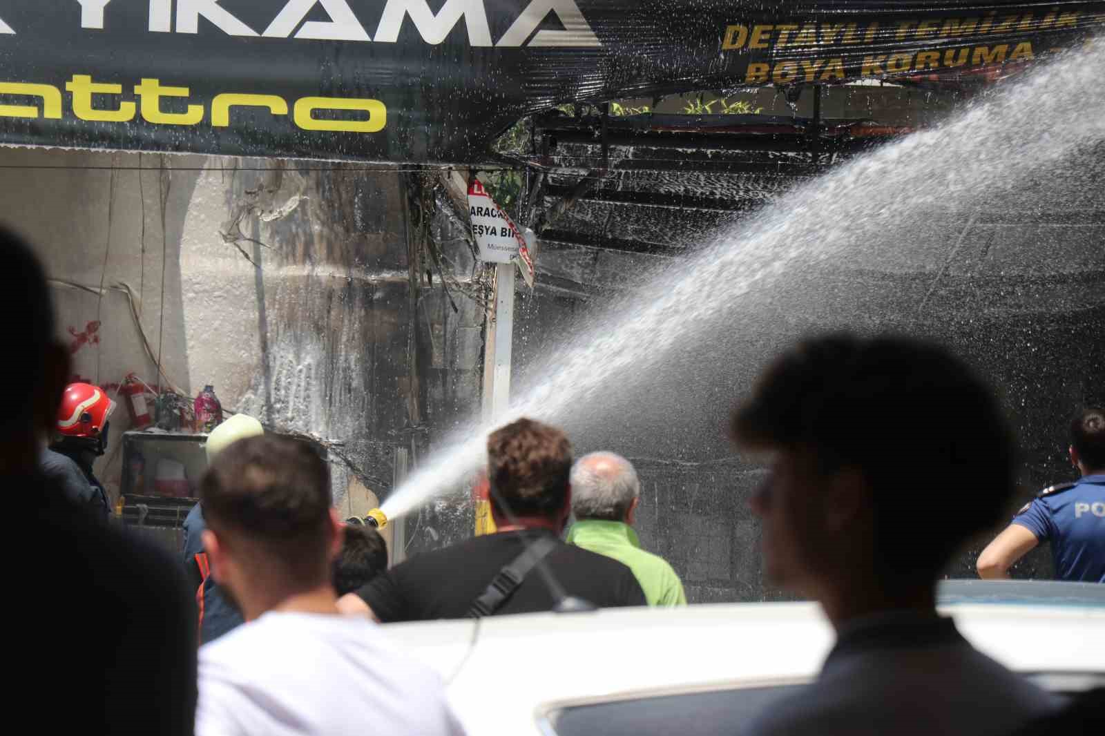 Oto yıkamacıda korkutan yangın: Mahalleli sokağa döküldü