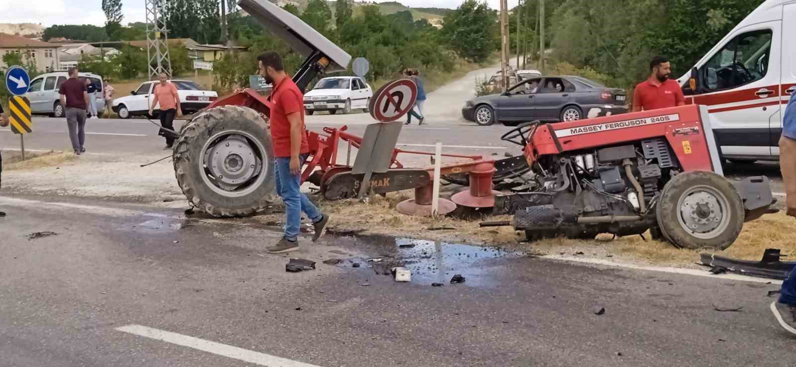 KASTAMONU-TAŞKÖPRÜ KARAYOLU ÜZERİNDE OTOMOBİL İLE ÇARPIŞAN TRAKTÖR İKİYE BÖLÜNDÜ. YAŞANAN