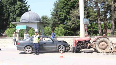 DÜZCE AYDINPINAR YOLUNDA TRAKTÖR İLE OTOMOBİLİN KAFA KAFAYA ÇARPIŞTI. KAZADA