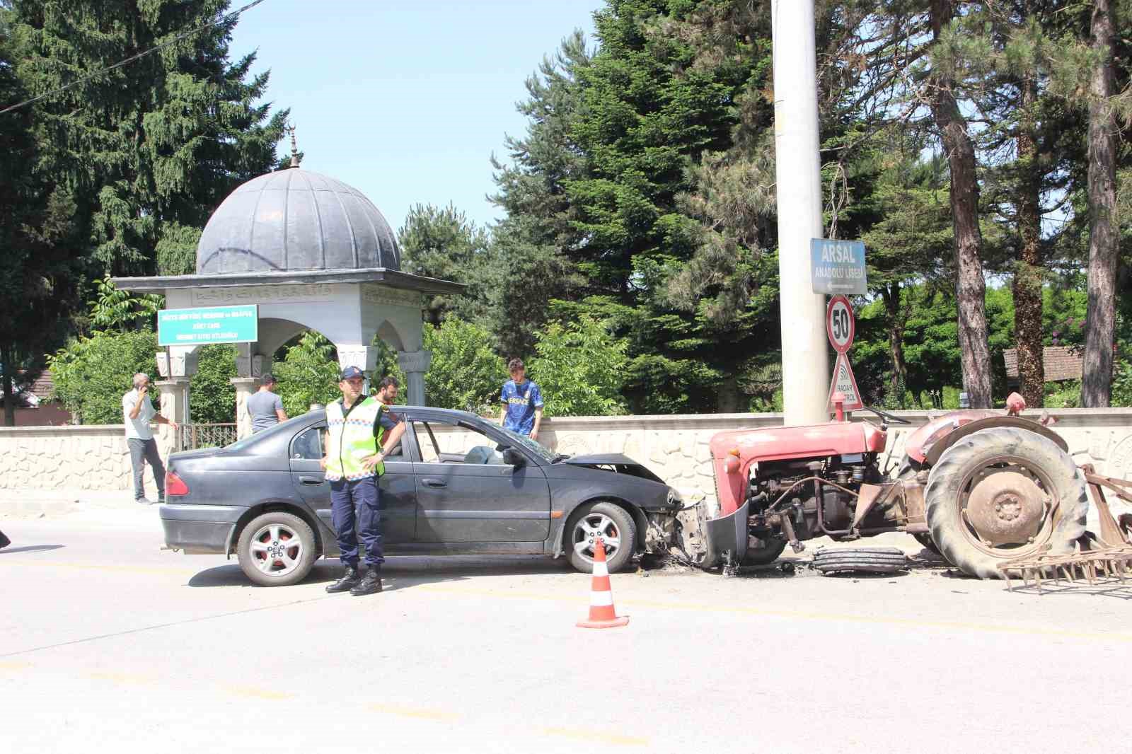 DÜZCE AYDINPINAR YOLUNDA TRAKTÖR İLE OTOMOBİLİN KAFA KAFAYA ÇARPIŞTI. KAZADA