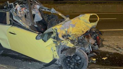 DÜZCE’DE OTOMOBİL TIRA OK GİBİ SAPLANDI. KAZADA 1 KİŞİ HAYATINI