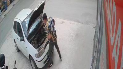 DÜZCE’DE ARABANIN MOTOR KISMINA GİREN YILAN TEKER SÖKÜLEREK ÇIKARILDI.