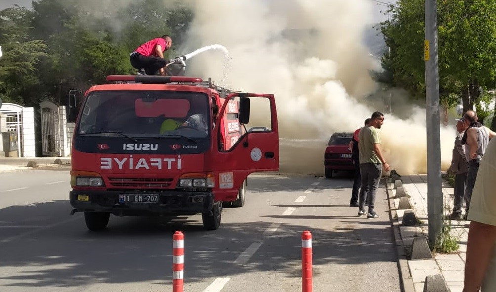 Park halindeki araç bir anda alev aldı