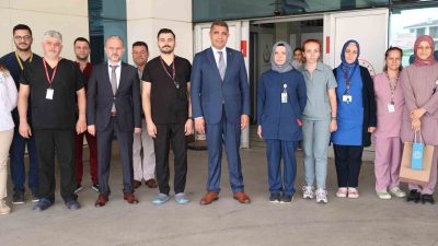 DÜZCE VALİSİ SELÇUK ASLAN, GÖREV BAŞINDAKİ SAĞLIKÇILARI VE HASTALARI ZİYARET