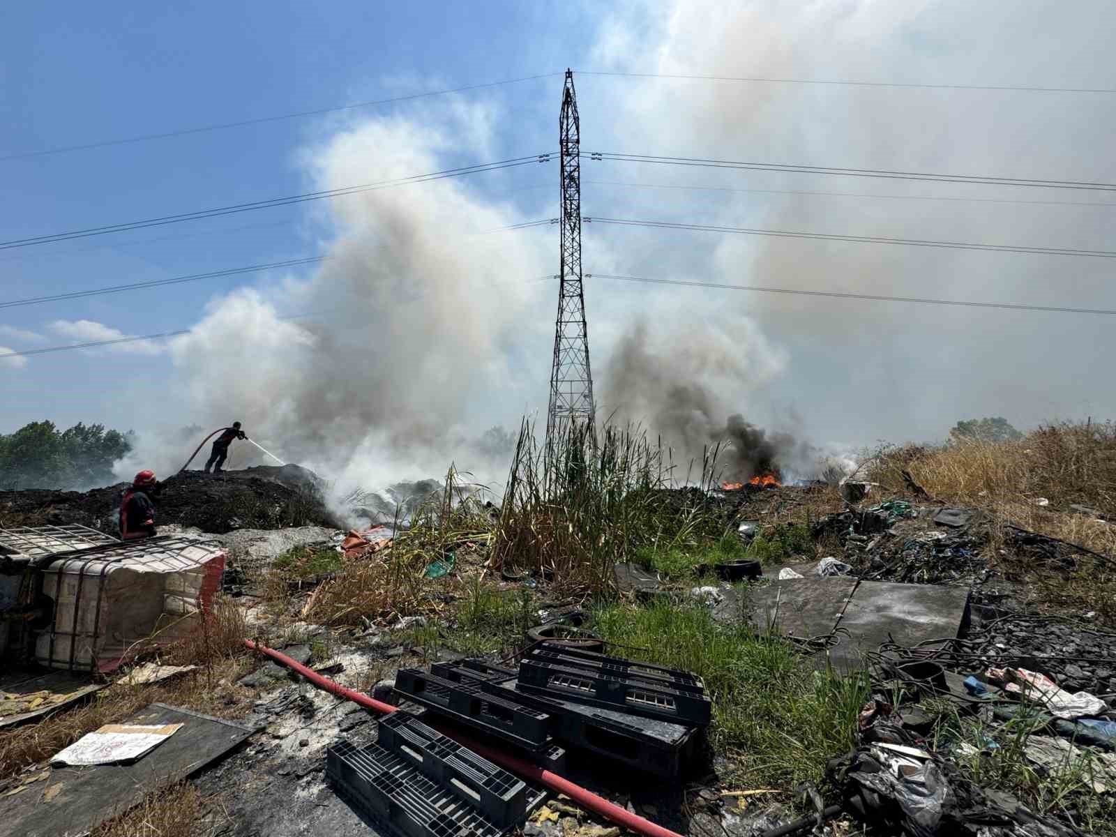 Sakarya’da çöplük yangını: Gökyüzünü siyah dumanlar kapladı