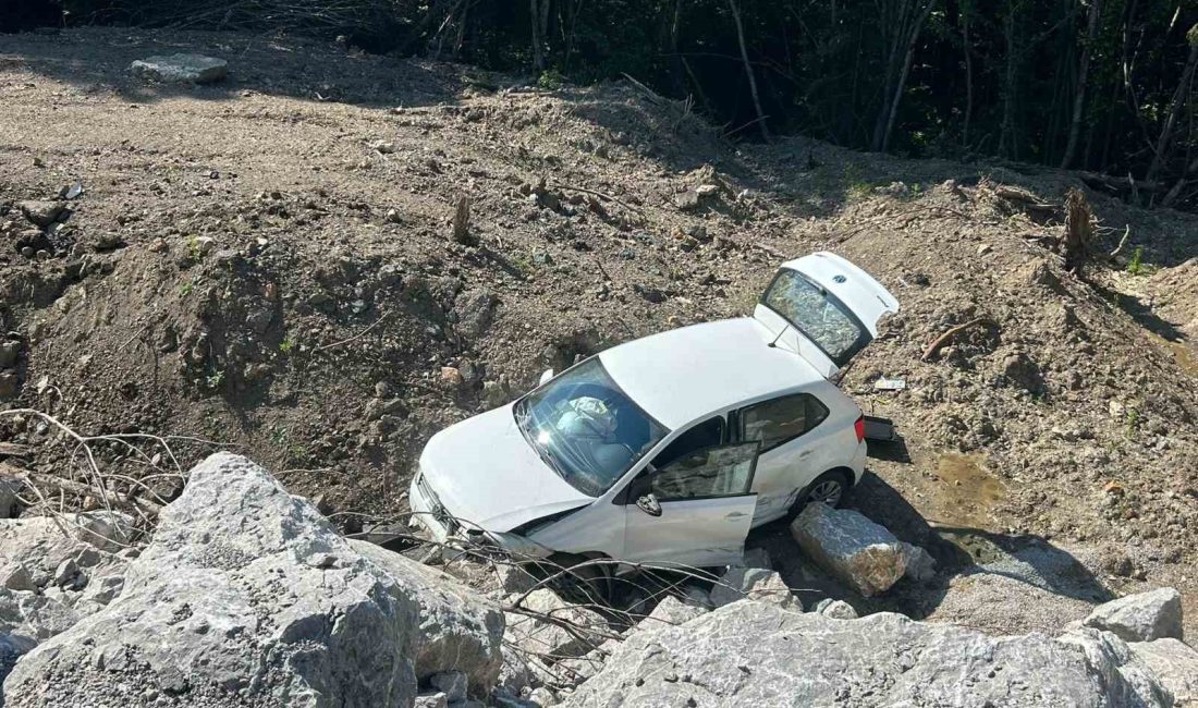 KASTAMONU’NUN İNEBOLU İLÇESİNDE ÇUHA DORUĞU MEVKİİNDE YOLDAN ÇIKAN OTOMOBİL ŞARAMPOLE