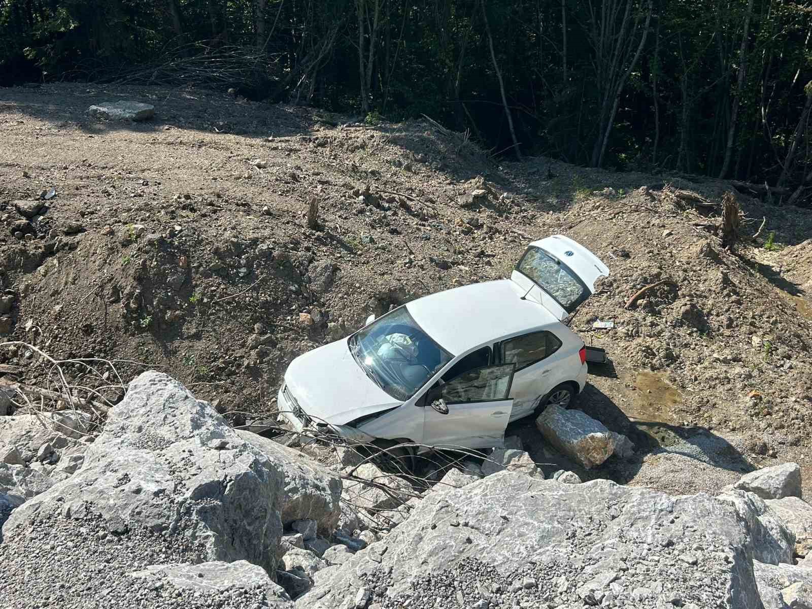 KASTAMONU’NUN İNEBOLU İLÇESİNDE ÇUHA DORUĞU MEVKİİNDE YOLDAN ÇIKAN OTOMOBİL ŞARAMPOLE