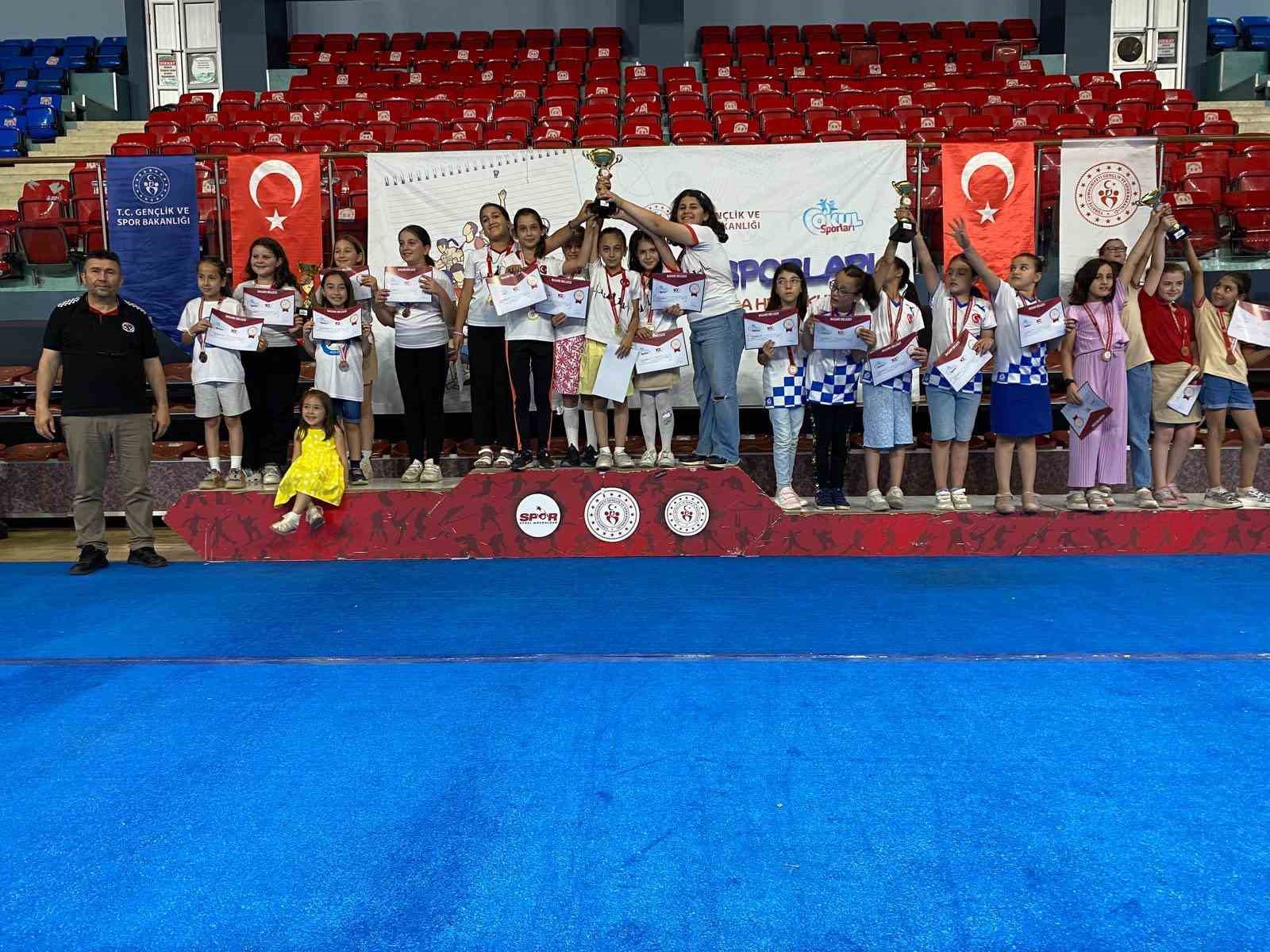 DÜZCE'DE OKUL SPORLARI MİNİKLER SATRANÇ ŞAMPİYONASI 400 SPORCUNUN KATILIMI İLE
